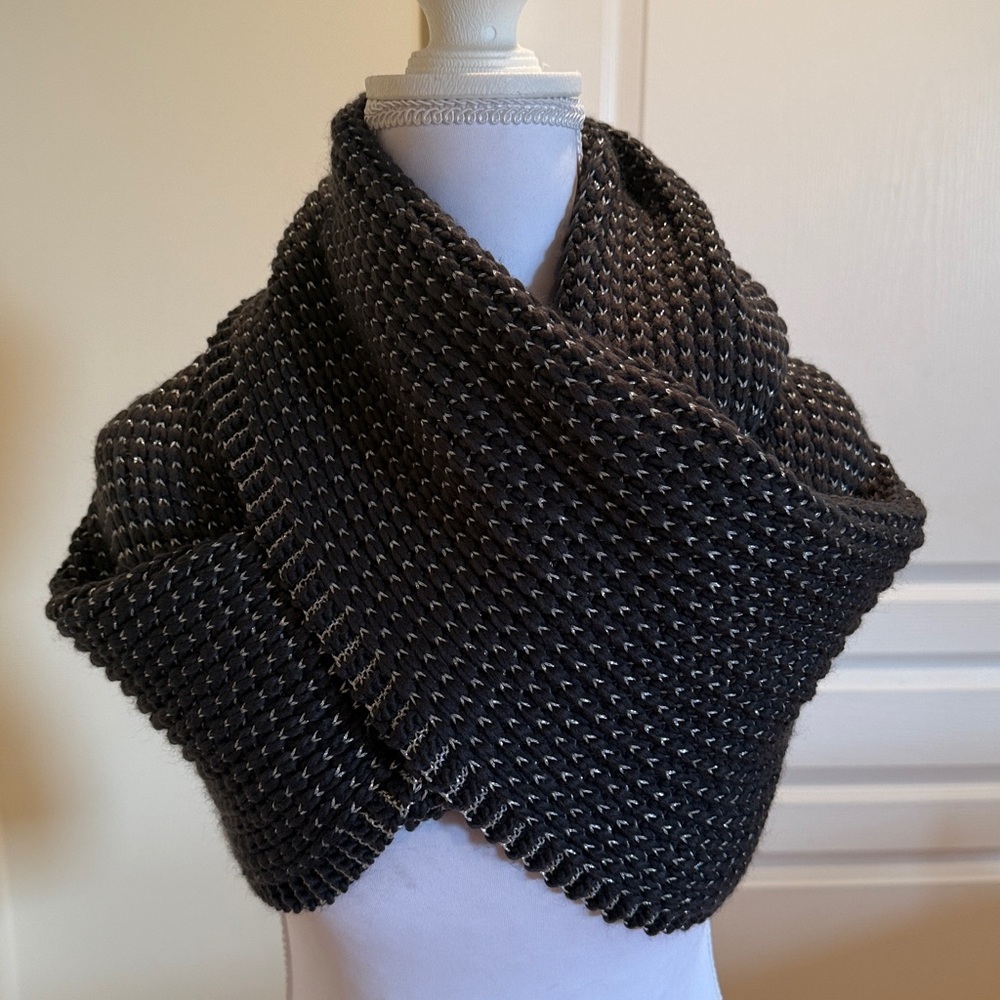 Chunky Knit Infinity Scarf in Black with Subtle White Fleck